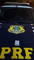 PRF autua dois caminhoneiros por porte de droga