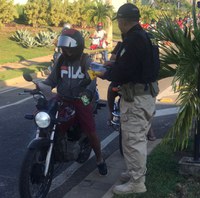 PRF realiza ação educativa direcionada a trabalhadores de um condomínio de Teresina
