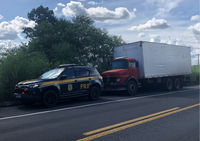 Em Floriano, PRF recupera na BR 343 um caminhão do tipo baú que havia sido tomado de assalto