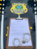 PRF cumpre mandado de prisão e prende homem acusado de lesão corporal e posse irregular de arma de fogo