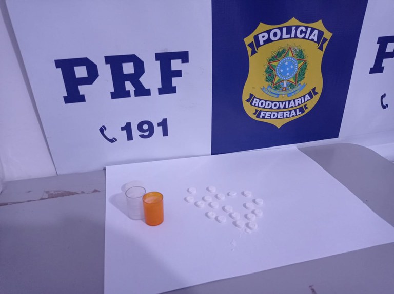 Em Bom Jesus/PI: PRF autua caminhoneiro por estar portando anfetaminas para consumo na BR 135