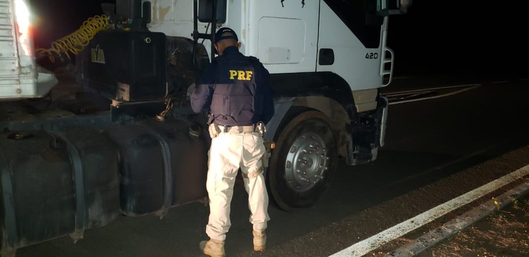 Em Valença do Piauí/PI: PRF apreende na BR 316 carreta adulterada que estava impedida de circular por determinação judicial
