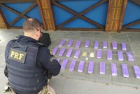 PRF, PMERJ e Guarda Civil apreendem 26 tabletes de maconha e anfetaminas com passageira de ônibus na Serra de Petrópolis