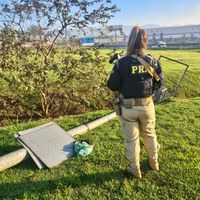 PRF prende homem por furto de placas de metal acoplados em poste de iluminação