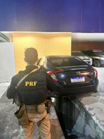 PRF recupera carro roubado e motorista é preso por receptação