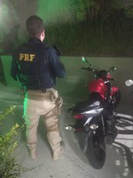 Homem é preso após ser flagrado com motocicleta sem placa