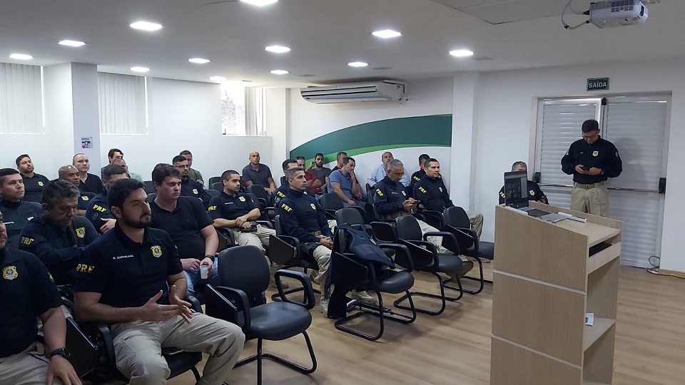 Superintendente reúne-se com efetivo de delegacias no RJ — Polícia