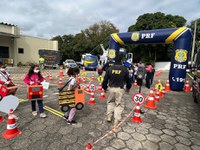 Alunos da rede municipal de ensino participam de ação educativa da PRF em Vassouras