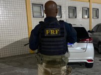 Carro roubado é recuperado na Rodovia Presidente Dutra