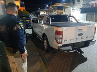 Motorista usa tapete para esconder placa de caminhonete e é preso na Rio-Santos