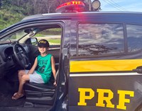 Fã mirim da PRF recebe visita surpresa em festa de aniversário