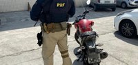 Homem é preso após ser flagrado com placa da moto adulterada