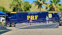 Carreta da PRF com sala de cinema é atração em Resende-RJ