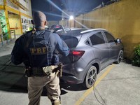 Carro roubado na Zona Norte do Rio é recuperado na Dutra
