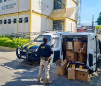 PRF apreende aproximadamente 8 mil maços de cigarros e prende motorista que estava evadido do sistema prisional em Nova Iguaçu/RJ