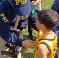 PRF participa da 2ª Corrida Inclusiva com Pessoas Autistas em Duque de Caxias-RJ