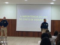 PRF promove ação educativa para jovens em Angra dos Reis