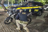 PRF recupera motocicleta com placa falsa e com adulteração nos elementos identificadores