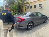 Carro roubado na Zona Norte do Rio é recuperado na Rodovia Presidente Dutra