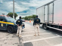 PRF apreende ônibus de transporte clandestino de passageiros no RJ