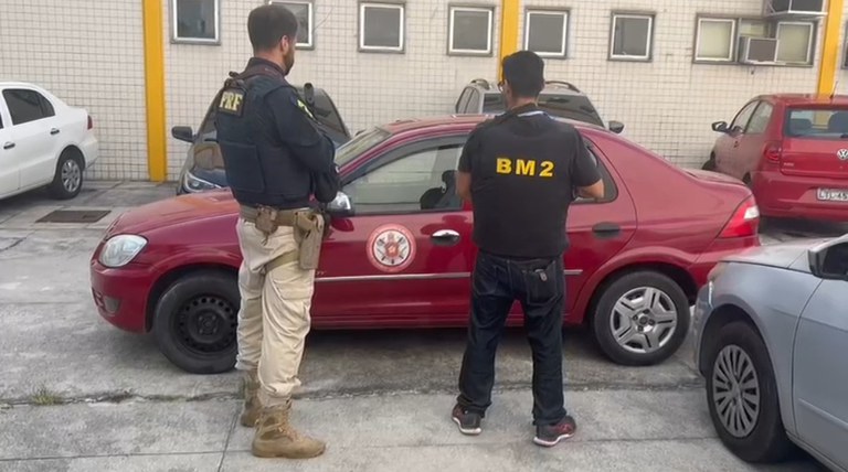 PRF - Falso bombeiro é preso na Dutra.jpg