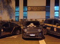 PRF e PF apreendem aproximadamente 5 quilos de drogas em São Pedro da Aldeia/RJ