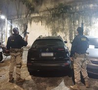PRF recupera carro roubado na Dutra