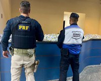 PRF e PMERJ prendem homem transportando cocaína em Niterói/RJ