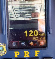 PRF flagra carreta transportando produto inflamável a 120 km/h