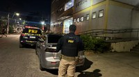 PRF recupera veículo roubado com sinais de identificação adulterados na Dutra