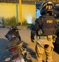 Condutor de motocicleta adulterada tenta fugir e acaba preso na BR-101