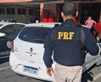 Motorista é preso após adulterar placa do carro com fita adesiva