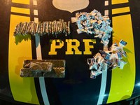 PRF prende duas pessoas com drogas em Duque de Caxias/RJ