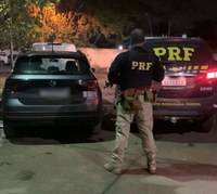 PRF recupera carro roubado na Dutra