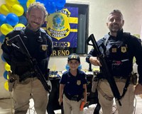 PRF faz surpresa em aniversário de criança fã da instituição no RJ