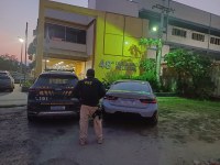 Na Baixada Fluminense, carro de luxo é recuperado com sinais identificadores adulterados