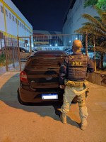 Na Dutra, PRF recupera automóvel com registro de roubo