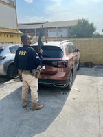 Carro é recuperado na Baixada Fluminense