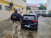 Motorista de aplicativo é preso com carro roubado no RJ
