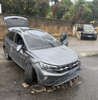 Na BR-101, PRF prende homem com mandado de prisão e recupera carro clonado