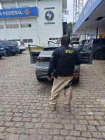 PRF intercepta carro roubado na Pavuna