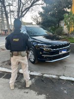 Homem é detido com carro roubado em Piraí