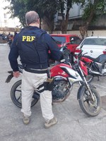 PRF apreende motocicleta adulterada em Itaperuna