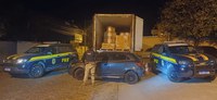 PRF impede roubo de carga e recupera dois veículos em Casimiro de Abreu