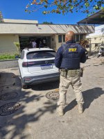 PRF recupera carro roubado na Zona Norte do Rio