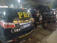 PRF recupera carro roubado transportado por guincho em Duque de Caxias