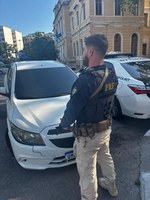 Automóvel com registro de roubo é recuperado em Niterói