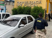 Carro roubado é recuperado na Rodovia Presidente Dutra