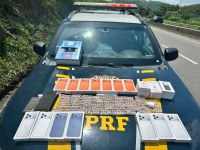 Em Seropédica (RJ), PRF apreende aparelhos celulares, perfumes e medicamentos contrabandeados