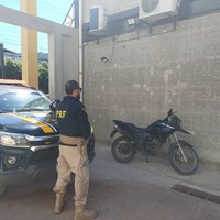 Motocicleta furtada em Minas Gerais é recuperada pela PRF na BR-356, em Itaperuna